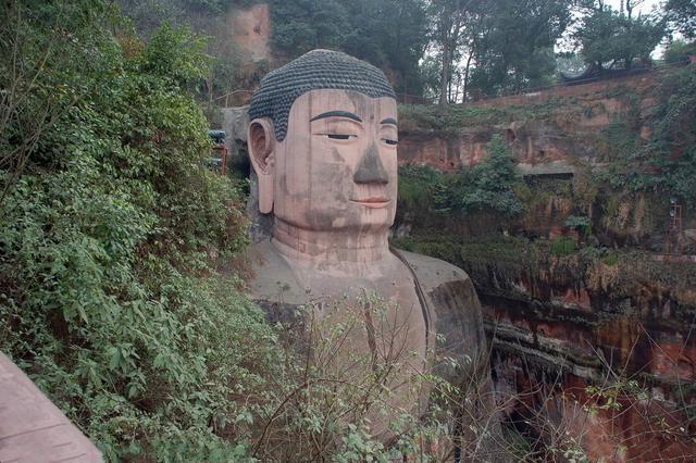 樂(lè)山大佛為何以屹立千年？又為何既不雙手合十也不打坐呢？